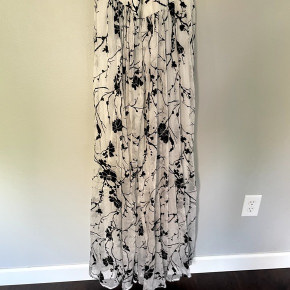 Meghan Los Angeles ENCHANTED GARDEN MAXI DRESS White & Black Floral Size Large - Picture 10 of 13
